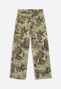 Groene en bruine broek met camouflagepatroon, twee achterzakken, rechte pijpen en zichtbare stiksels, platliggend op een witte achtergrond.
