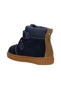 Stivaletti alla caviglia in suede blu navy con un polsino in tessuto testurizzato, dettagli in suede color nocciola, cuciture decorative e suola in gomma con scanalature.