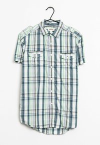 Kortärmad rutig skjorta i gröna, blå och vita nyanser med knäppning fram, två bröstfickor och rundad nederkant. Tillverkad av vävt tyg.