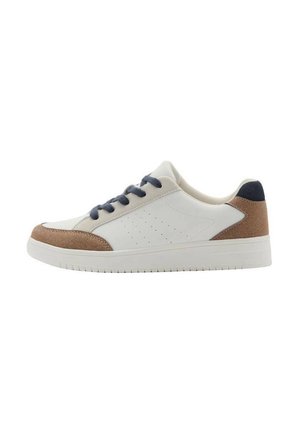 Hvid sneakers med lavt snit og brune ruskind detaljer på tå og hæl, sorte snørebånd og en hvid gummisål set fra siden.