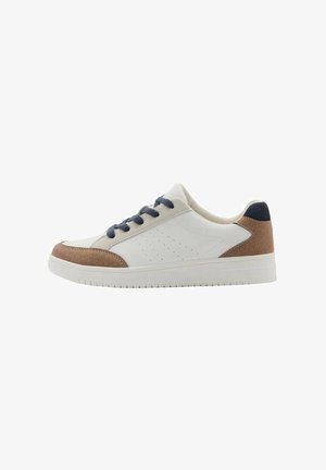 Hvid sneakers med lavt snit og brune ruskind detaljer på tå og hæl, sorte snørebånd og en hvid gummisål set fra siden.