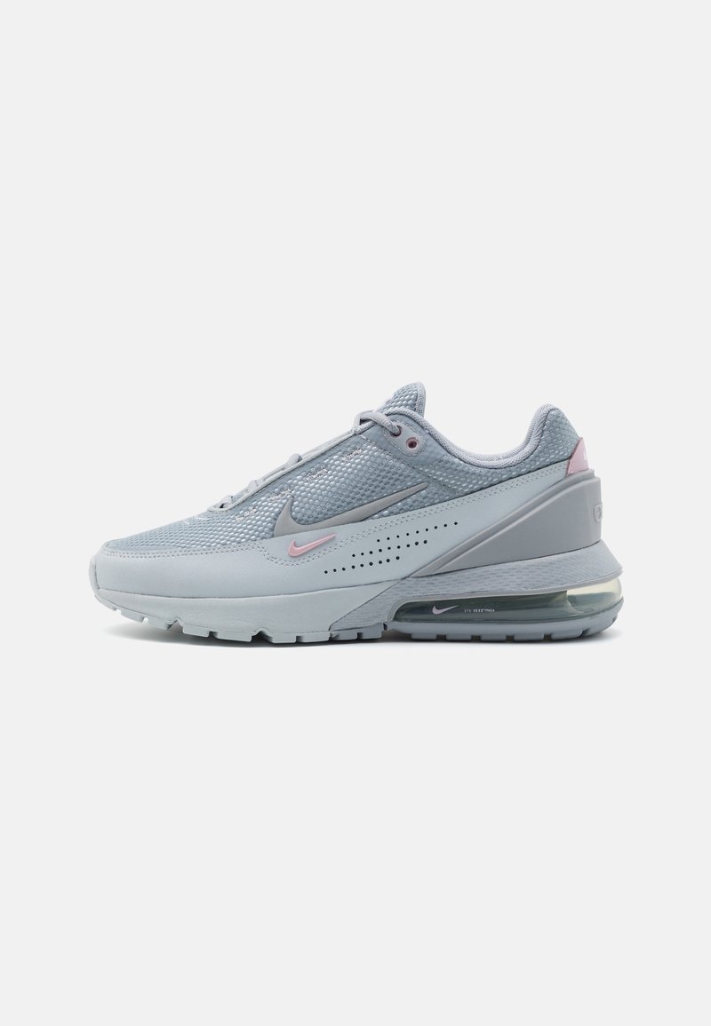 Baskets Nike gris clair avec tige en mesh, logos swoosh roses et gris, et amorti à air visible dans la semelle.