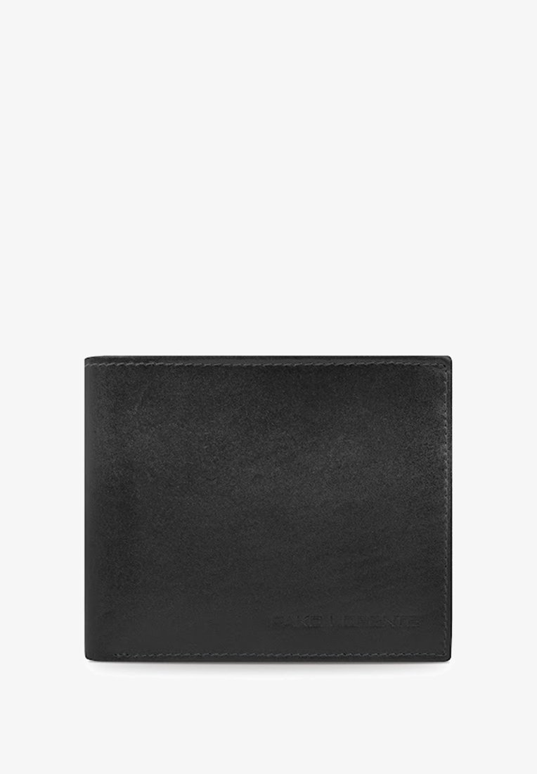 Czarny skórzany portfel o gładkim wykończeniu, składanym kroju i wytłoczonym logo na dolnej krawędzi. Charakteryzuje się czystymi, minimalistycznymi liniami.