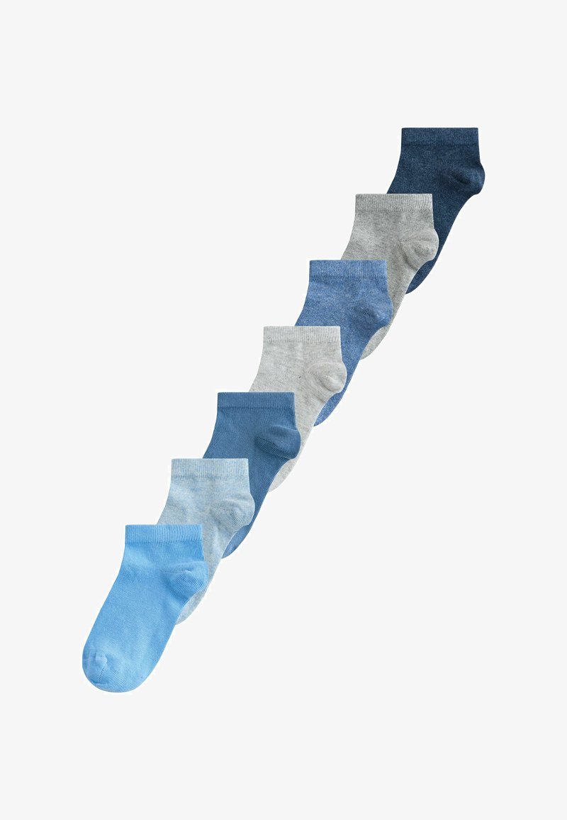 Acht enkelsokken in een diagonale rij, afwisselend in tinten blauw en grijs, op een witte achtergrond.