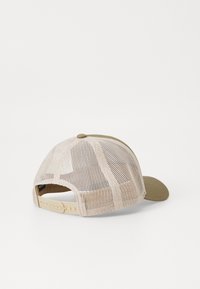 Căciulă de baseball bej cu spate din plasă, vizor curbat și ajustabil prin snapback. Material texturat pe panoul din față și vizor neted.