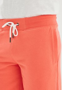 Creeks AMERICAN INSPIRATION; FASHION; COOL; EASY STRAIGHT - Jogginghose - light orange