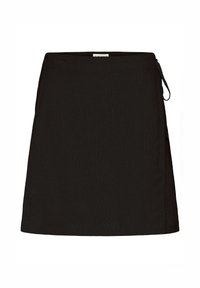 Jupe enveloppante noire avec une surface texturée, présentant un détail de lien sur le côté et une coupe droite, idéale pour un port décontracté.