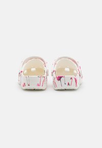 Crocs - CLASSIC POOL PARTY - Chanclas de baño - white - 2