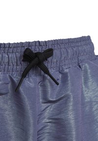 Lystra lavendelshorts med elastiskt midjeband och svart snörning. Materialet har en mjuk textur och en subtil glans.