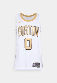 Witte basketbalshirt van de Boston Celtics met gouden accenten, voorzien van de tekst "BOSTON" en het nummer "0" in vet zwart, gemaakt van ademend materiaal.