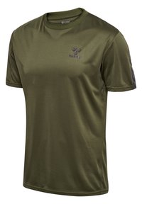 Olivgrön sport t-shirt med kort ärm och hummel-logga på bröstet samt chevronmönster på högra ärmen.