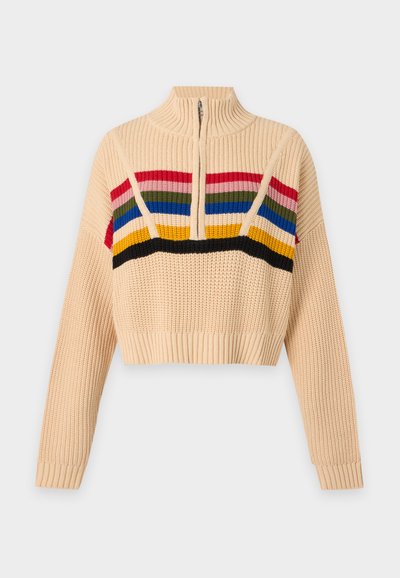 Pull court en maille beige avec des rayures horizontales colorées sur la poitrine et une courte fermeture éclair à l'avant au col montant.