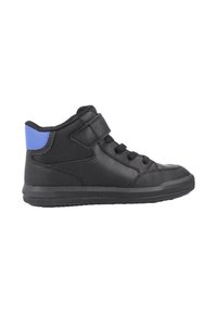 Zapatillas negras de caña alta con un acabado de cuero liso, paneles de malla y un acento azul en el talón. Cuenta con cordones y una cinta de Velcro.
