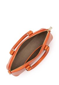 Borsa a mano in pelle arancione con doppi manici superiori, chiusura a zip e una texture liscia. L'interno presenta una fodera beige con due tasche a scomparto.