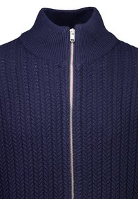 Dunkelblauer Reißverschluss-Pullover mit hohem Kragen, der ein strukturiertes Strickmuster und einen silbernen Reißverschluss auf der Vorderseite aufweist.