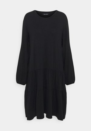 Svart långärmad klänning i mjukt tyg, med ett lager-på-lager design, rund halsringning och avslappnad passform. Slät yta, inga synliga mönster eller detaljer.