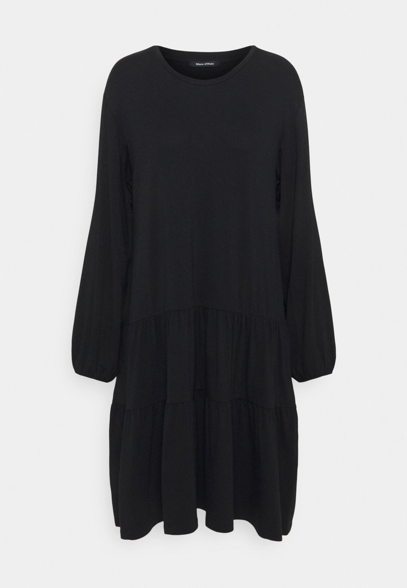 Musta pitkähihaisten mekko pehmeästä kankaasta, jossa on kerroksellinen muotoilu, pyöreä pääntie ja rento istuvuus. Sujuva rakenne, ei näkyviä kuvioita tai koristeita.