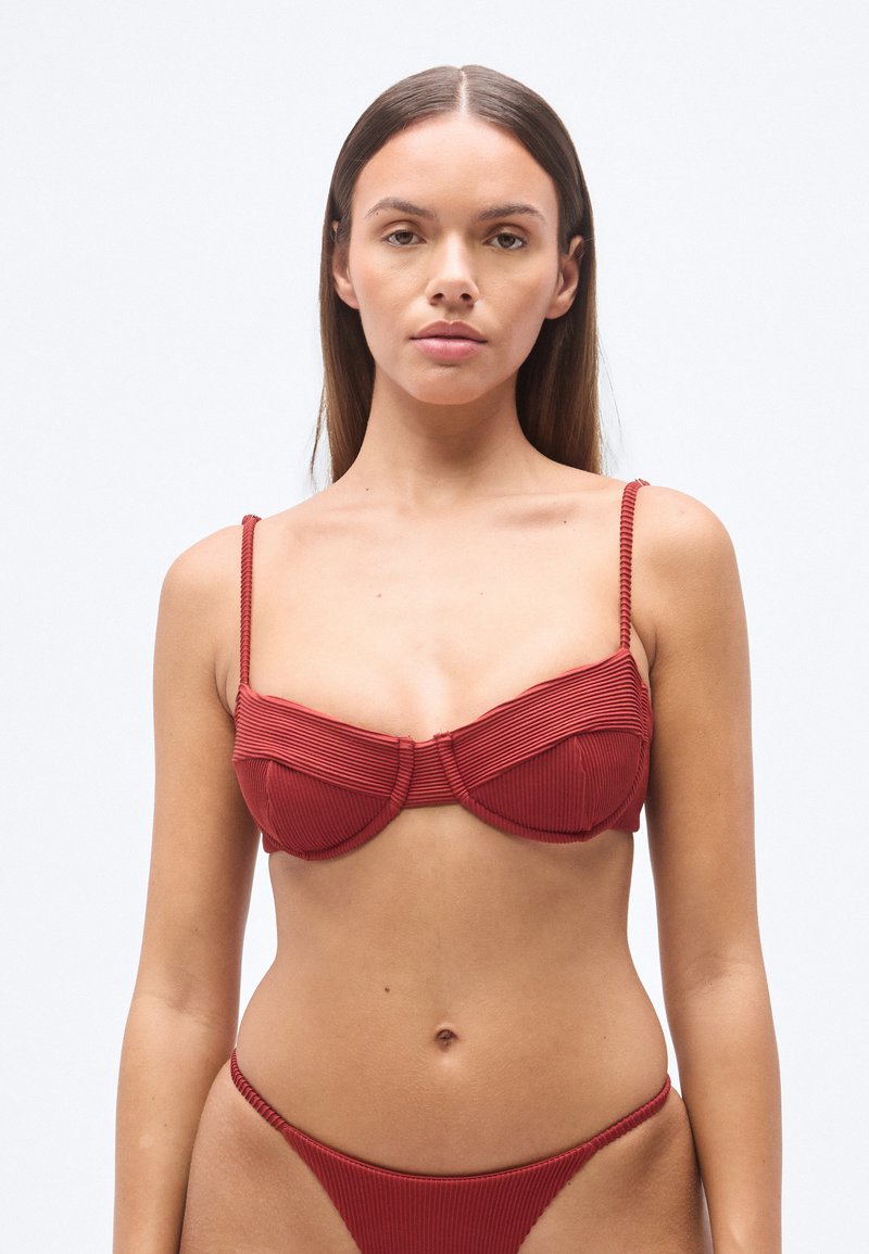 Σετ κόκκινου μπικίνι με ραβδώσεις, που διαθέτει τοπ με μπανέλα και ρυθμιζόμενους ιμάντες, καθώς και ταιριαστό σλιπ χαμηλής μέσης.