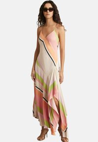 Robe maxi sans manches colorée avec des rayures diagonaless en rose, vert et orange. Présente une silhouette fluide et une fente latérale, fabriquée en tissu léger.