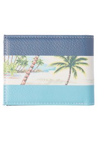 Cartera de cuero azul con una escena tropical que muestra palmeras y una playa sobre un fondo crema y azul claro. Textura suave, detalles cosidos.