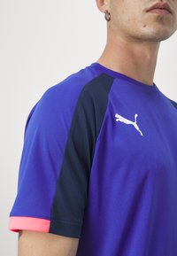 Puma INDIVIDUALLIGA - Sporta krekli - bluemazing
