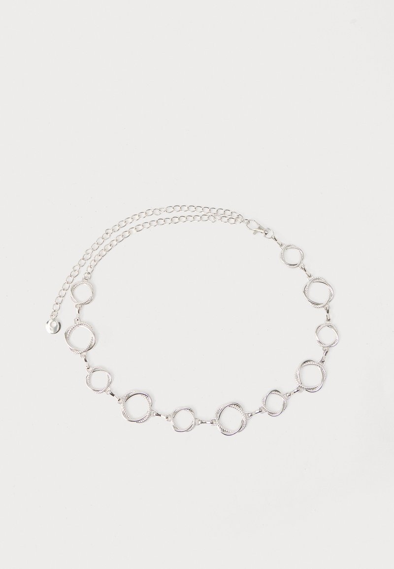 Ασημένιο κολιέ με αλυσίδα από διαδοχικούς υφασμένους ανοιχτούς κυκλικούς κρίκους και ρυθμιζόμενο κούμπωμα σε λευκό φόντο.