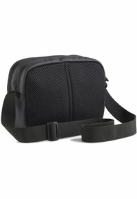 Svart väska med en strukturerad mesh-front, släta sidor, dubbel dragkedjestängning och en justerbar rem med spänne. Designad för kompakt förvaring.