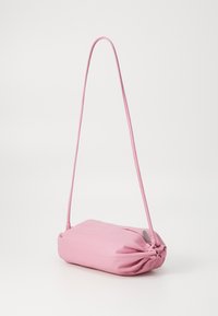 Rosa skulderveske laget av mykt materiale, rektangulær form, med en smal stropp og rynkete detalj på den ene siden. Glidelås lukking.