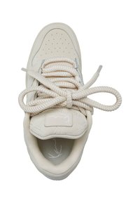 Beżowe sneakersy z teksturowanej skórzanej cholewki, okrągłym noskiem, perforacjami na wierzchu i płaskimi sznurowadłami. Zauważalne logo na języku oraz siatkowe wykończenie wewnętrzne.