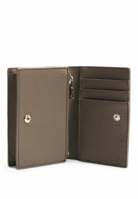 Portafoglio in pelle di un grigio tenue, con una tasca con zip, diversi scomparti per carte e una chiusura a scatto. Superficie texturizzata con cuciture visibili.