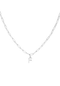Zilveren ketting met een minimalistische letter 'F' hanger, met verlengde schakels. Soepele textuur en een gepolijste afwerking.