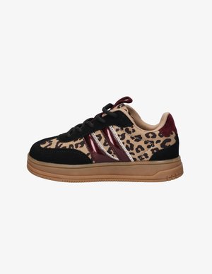 Lage sneaker met luipaardprintstof, zwarte suède overlays, bordeauxrode en zilveren strepen, zwarte veters en een buitenzool van gumrubber.