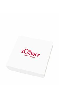 Caja blanca con una superficie lisa, con el texto rojo "s.Oliver" y "FASHION FOR LIFE" impresos en la parte superior. Forma rectangular simple.