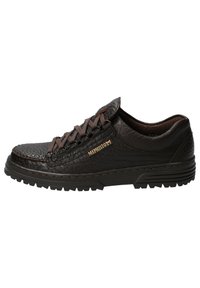 Chaussure en cuir marron avec une surface texturée, ornée de lacets marron, d'une languette rembourrée et d'une semelle en caoutchouc avec des motifs de traction.