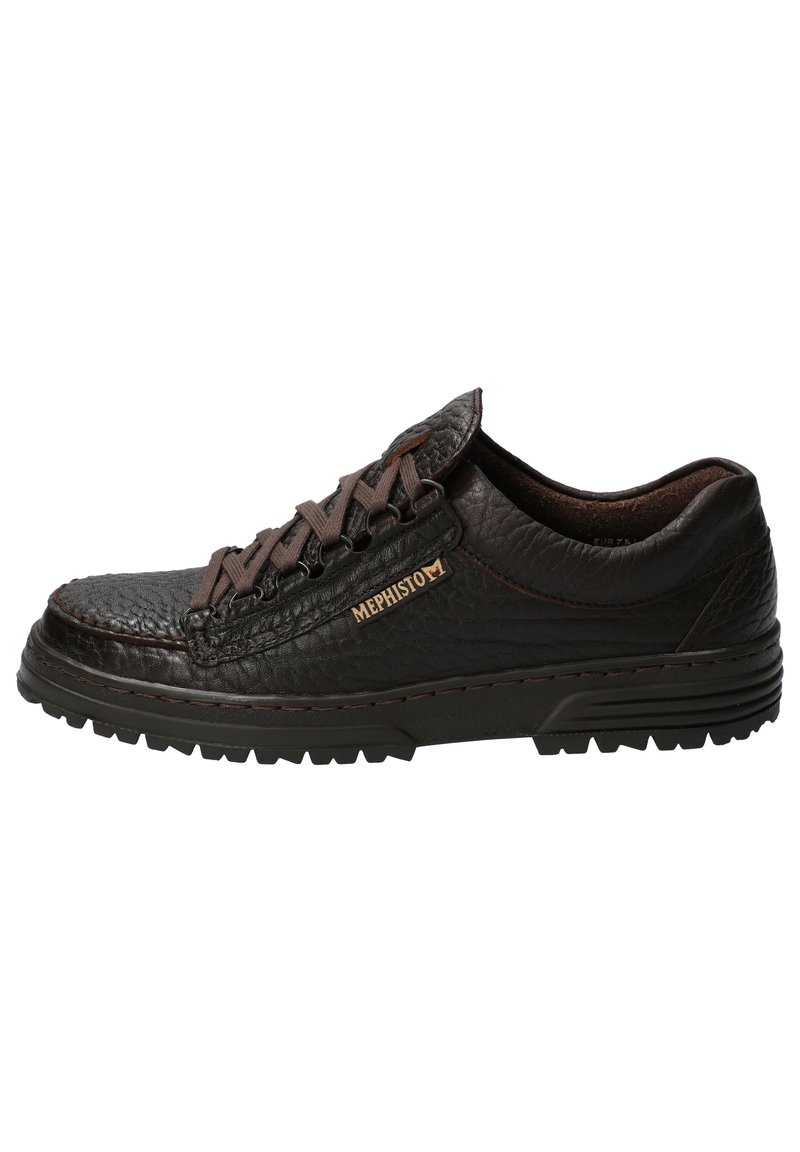 Chaussure en cuir marron avec une surface texturée, ornée de lacets marron, d'une languette rembourrée et d'une semelle en caoutchouc avec des motifs de traction.
