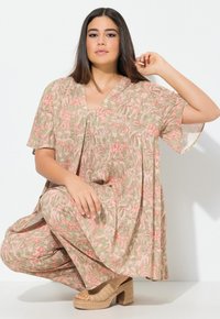 Ulla Popken ANIMAL SHORT SLEEVE  - Tunika - pale reed