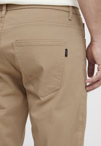 INDICODE JEANS IDPOKAR - Traperice ravnih nogavica - cornstalk