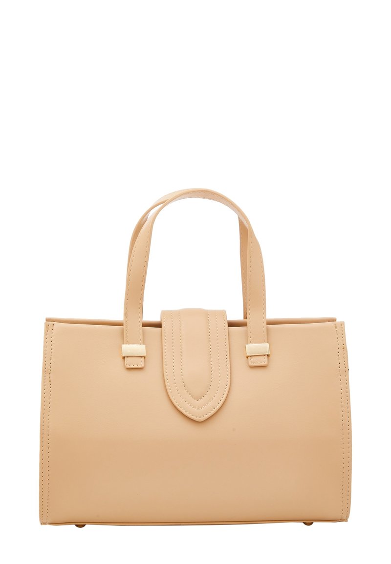 Beige leren handtas met twee korte handvatten, rechthoekige vorm en een klep sluiting. Heeft subtiele stiksels en hardware in goudkleur.