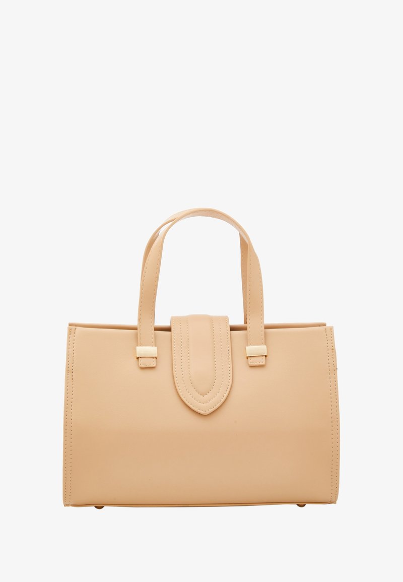 Beige leren handtas met twee korte handvatten, rechthoekige vorm en een klep sluiting. Heeft subtiele stiksels en hardware in goudkleur.