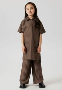 Rjav rebrast dvodelni komplet, ki vsebuje kratkosekčni top s ovratnikom in široke hlače. Narejeno iz teksturirane tkanine, ki prikazuje vertikalne črte.