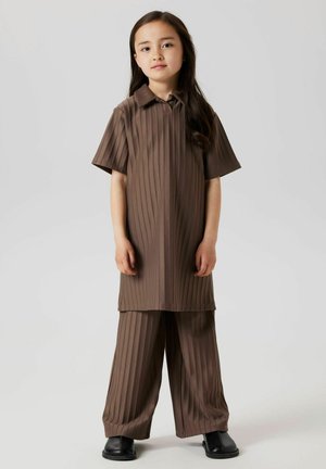 Brun ribbad tvådelad outfit med en kragad kortärmad topp och vida byxor. Tillverkad av textil med struktur som visar vertikala ränder.