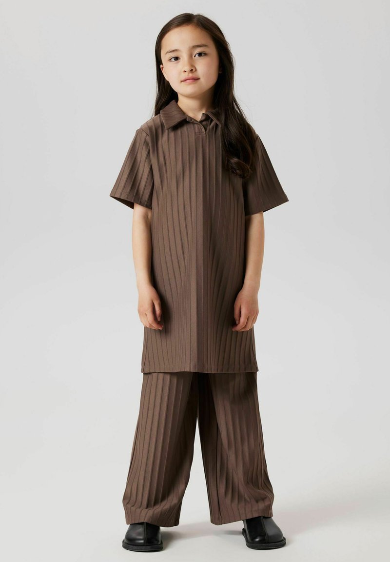 Rjav rebrast dvodelni komplet, ki vsebuje kratkosekčni top s ovratnikom in široke hlače. Narejeno iz teksturirane tkanine, ki prikazuje vertikalne črte.