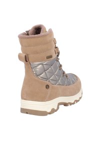 Botas impermeables de color marrón con un upper sintético plateado acolchado, puntera redonda, diseño con cordones y suela de goma texturizada. Cuello suave y acolchado.