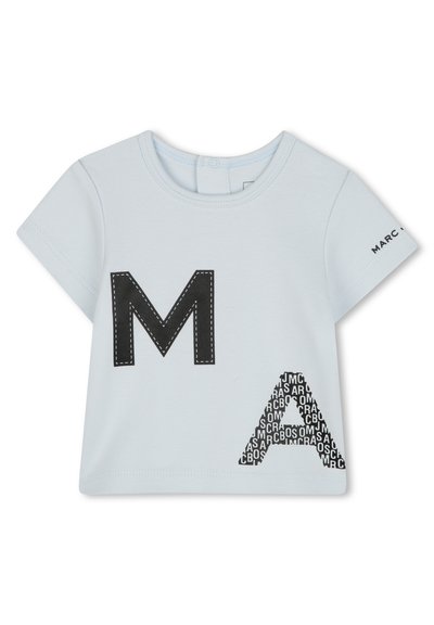 T-shirt in cotone azzurro chiaro con lettere nere "M" e "A" a motivo sul davanti, maniche corte e scollo rotondo.