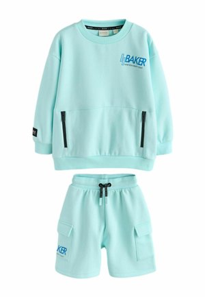 Hellblauer Kinderpullover mit schwarzen Reißverschlusstaschen und passenden Shorts mit Cargotaschen und Kordelzug, Marke "BAKER NINETEEN EIGHT".