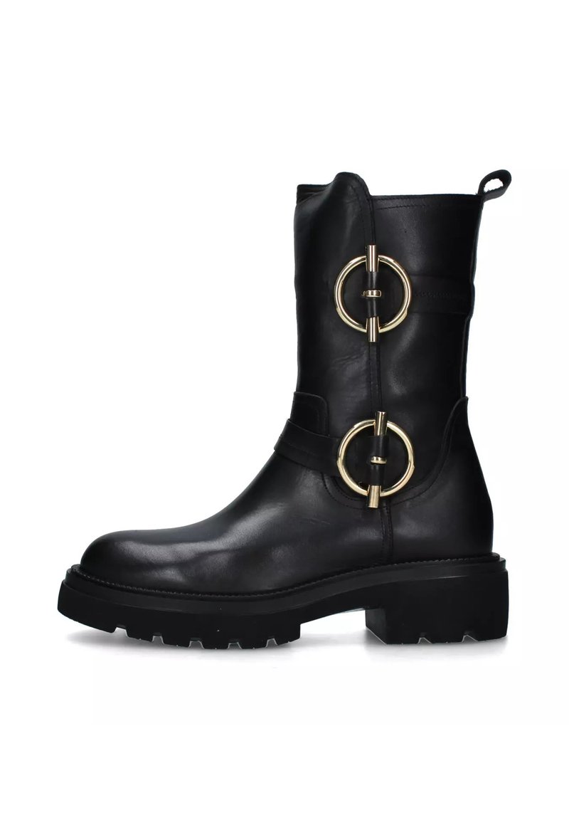 Stivaletto in pelle nera con punta arrotondata, suola spessa, dettagli in metallo dorato a forma circolare e bande orizzontali lungo il gambale.