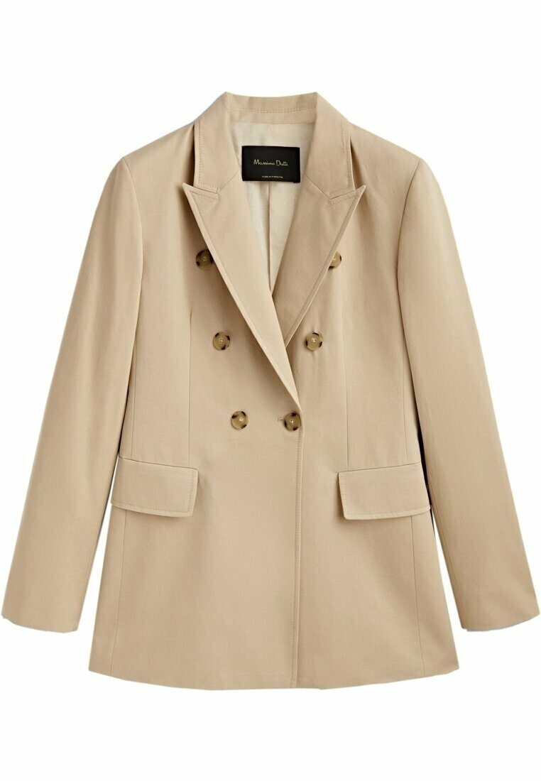 Blazer beige croisé avec revers crantés, six boutons en écaille et poches avant à rabat, coupe ajustée.
