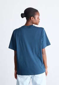 Nike Sportswear PHOENIX TEE - Μπλουζάκι με στάμπα - armory navy