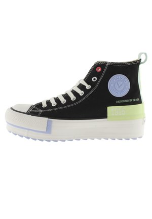 Sneaker alto nero con suola bianca, punta testurizzata, accenti blu pastello, occhiello rosso e patch con logo circolare.
