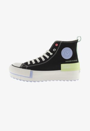 Zwarte high-top sneakers met een witte zool, textuur op de neus, pastelblauwe accenten, rode veteropening en een ronde logo-embleem.
